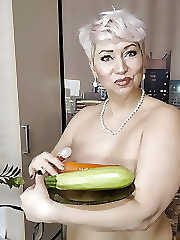 Big vegetable insertion in wet mature cunt of MILF secretary